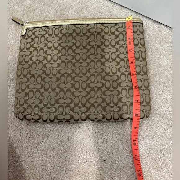 Classic Coach Tablet Case - Picture 6 of 6